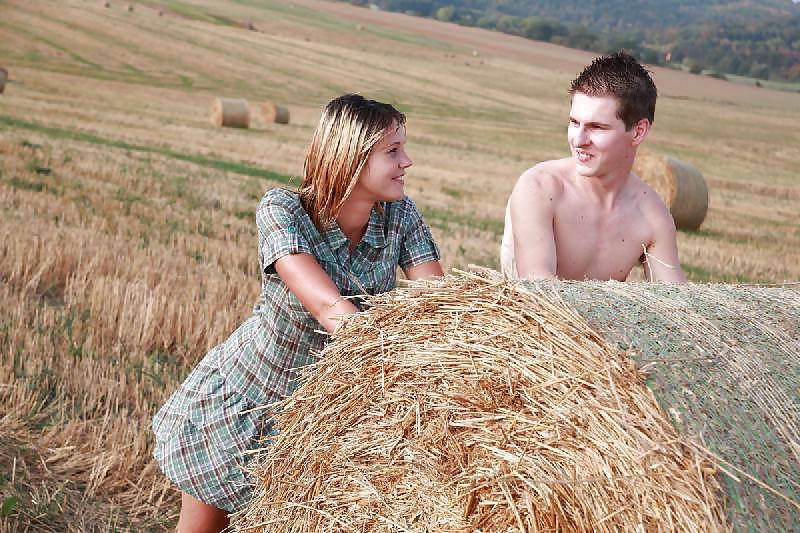 10P Young couple fucking in a field