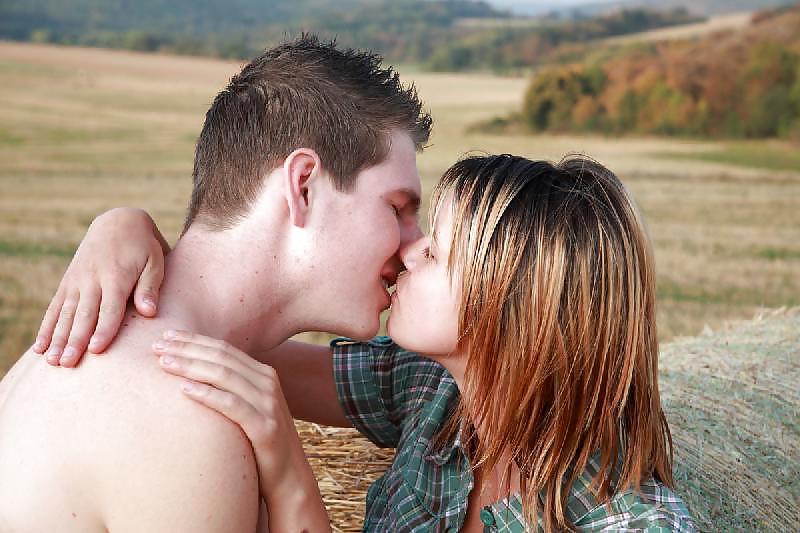 10P Young couple fucking in a field
