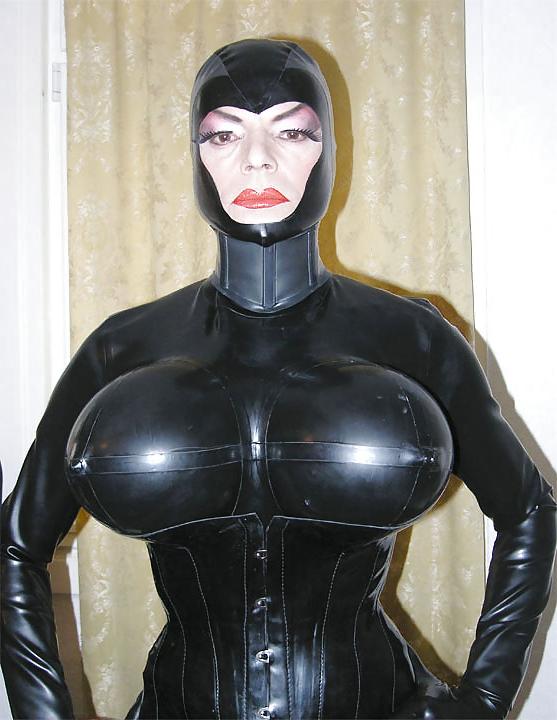 11P HOT TRANNY LATEX DOMME