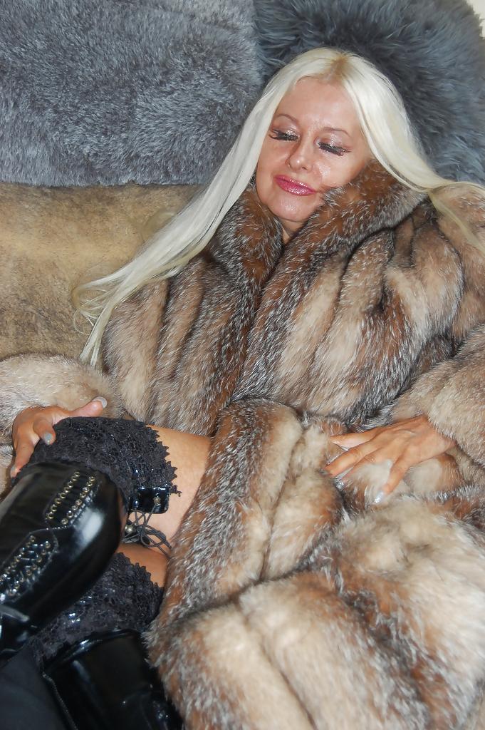 25P Louise-Fur mistress 