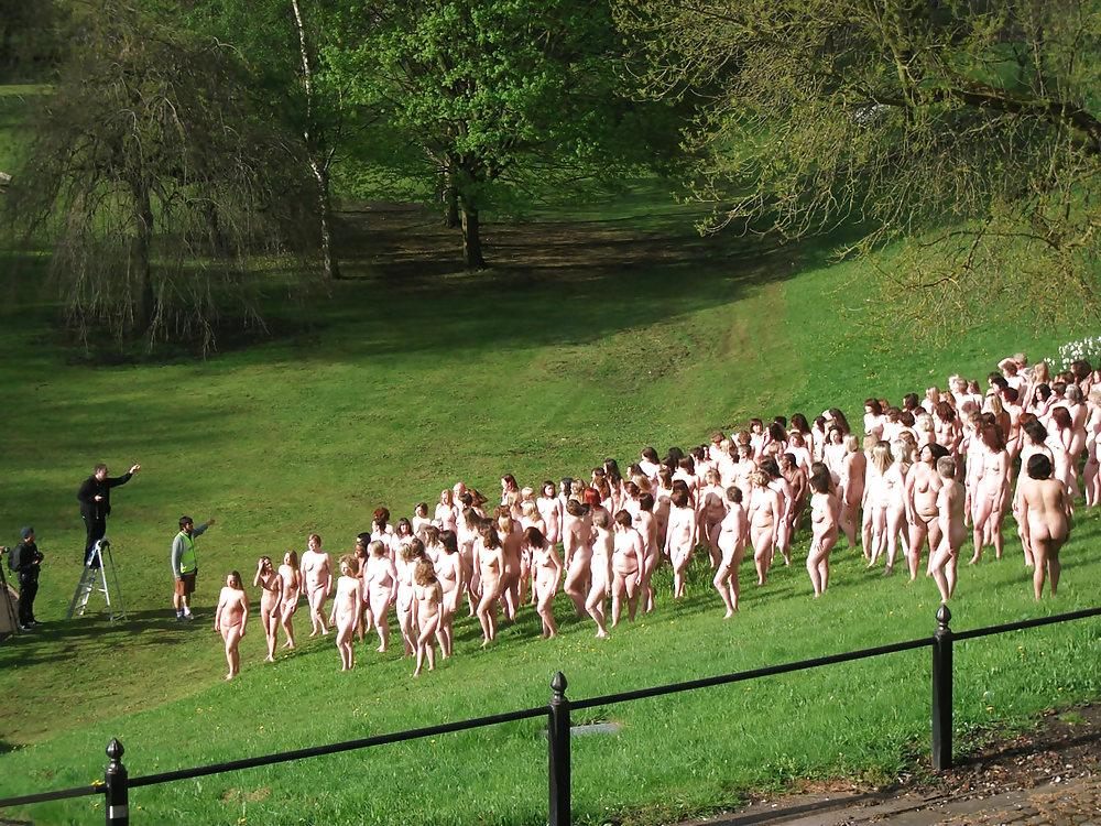 25P Spencer Tunick - Naked World