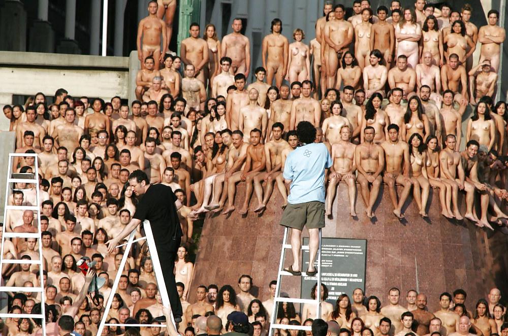 25P Spencer Tunick - Naked World