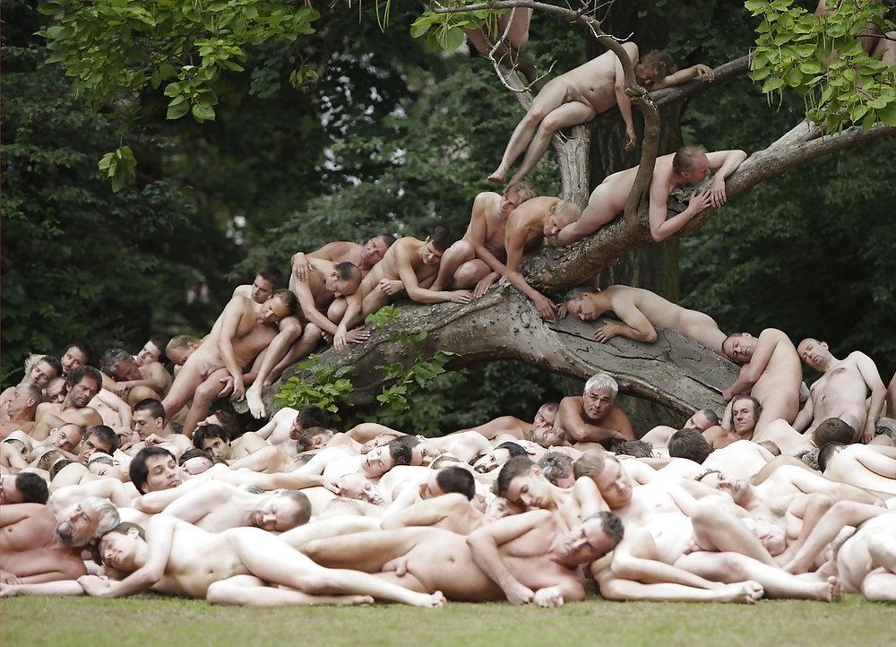 25P Spencer Tunick - Naked World