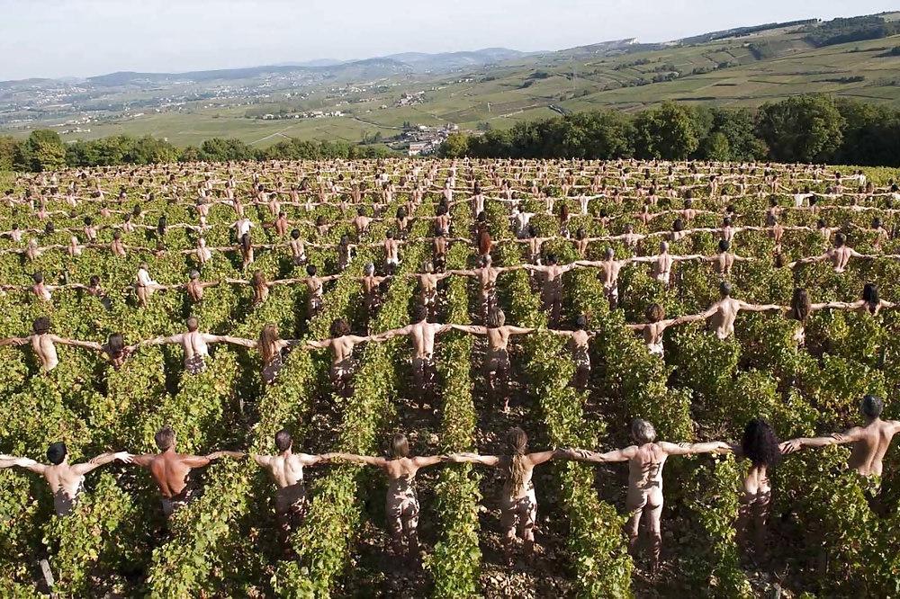 25P Spencer Tunick - Naked World