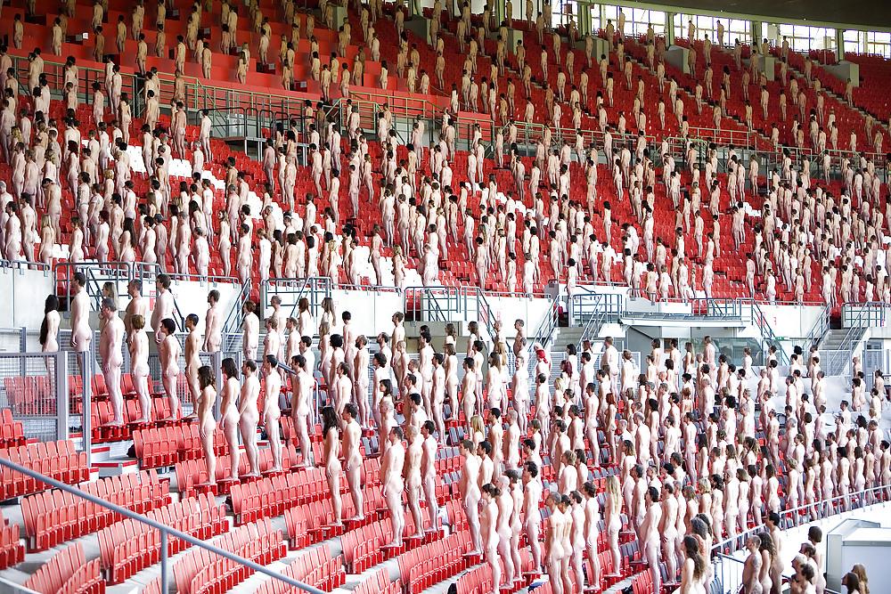 25P Spencer Tunick - Naked World