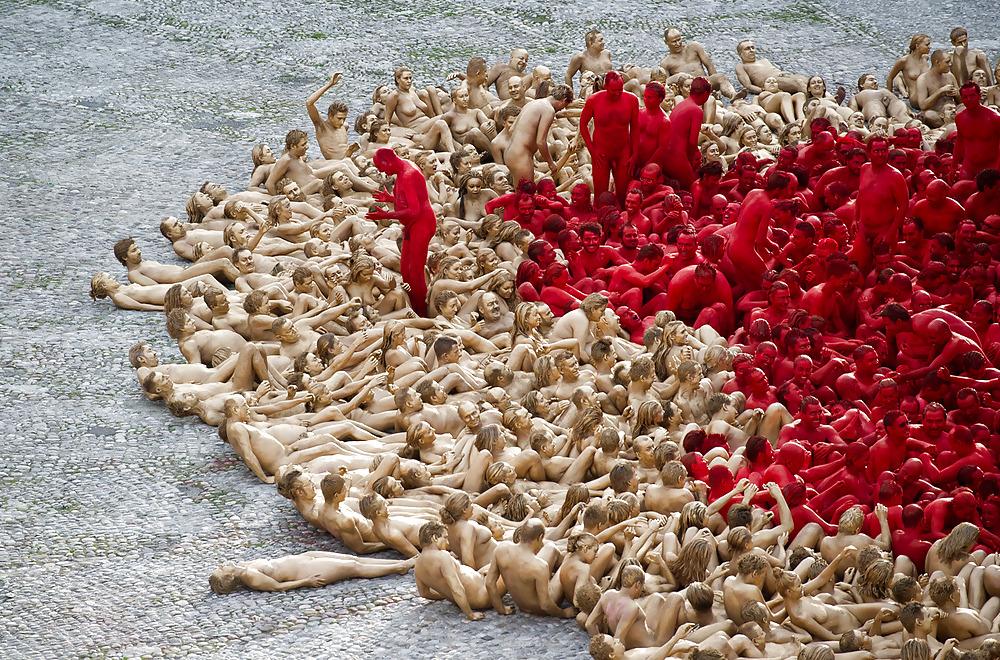 25P Spencer Tunick - Naked World
