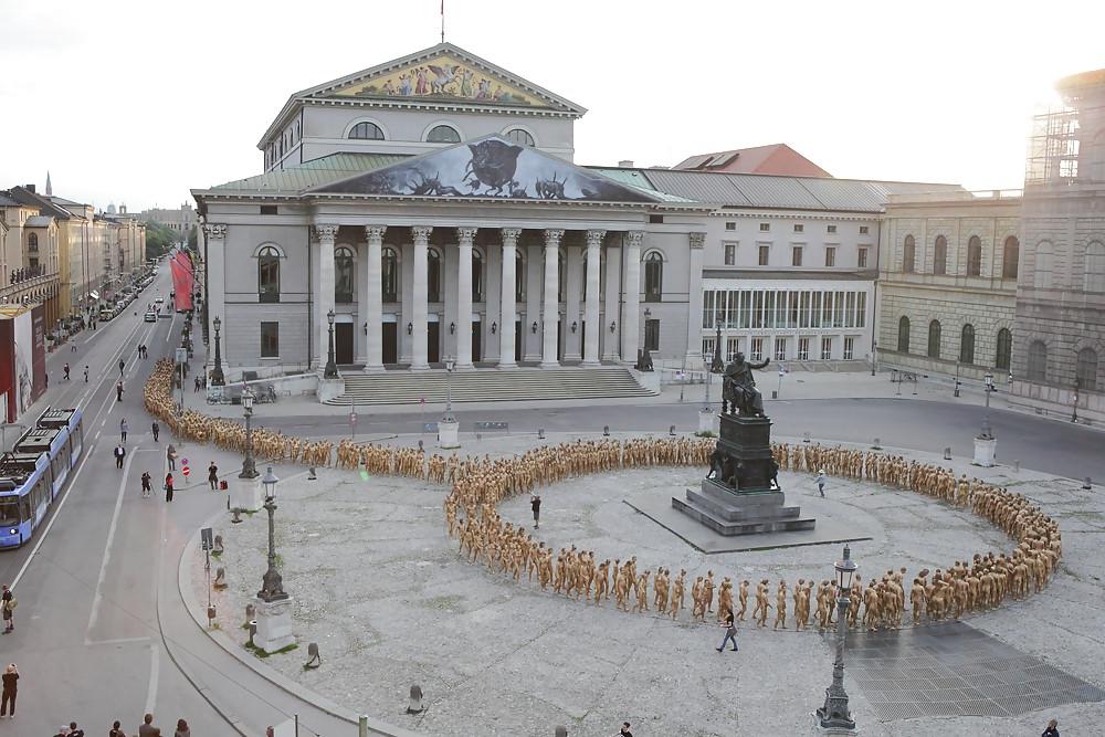 25P Spencer Tunick - Naked World