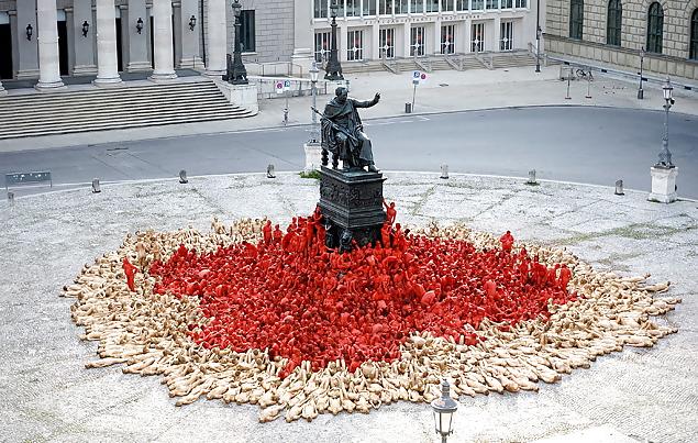 25P Spencer Tunick - Naked World