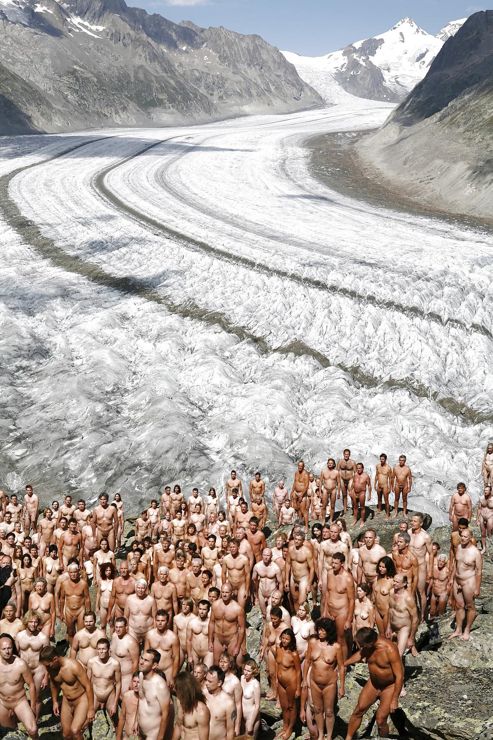 25P Spencer Tunick - Naked World
