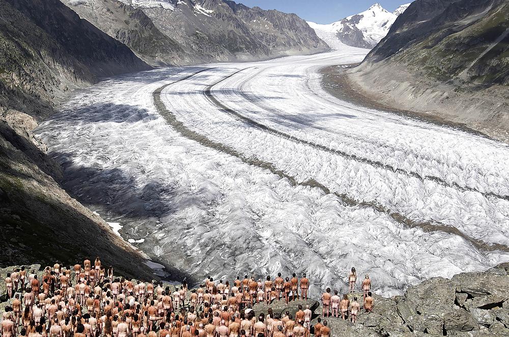 25P Spencer Tunick - Naked World