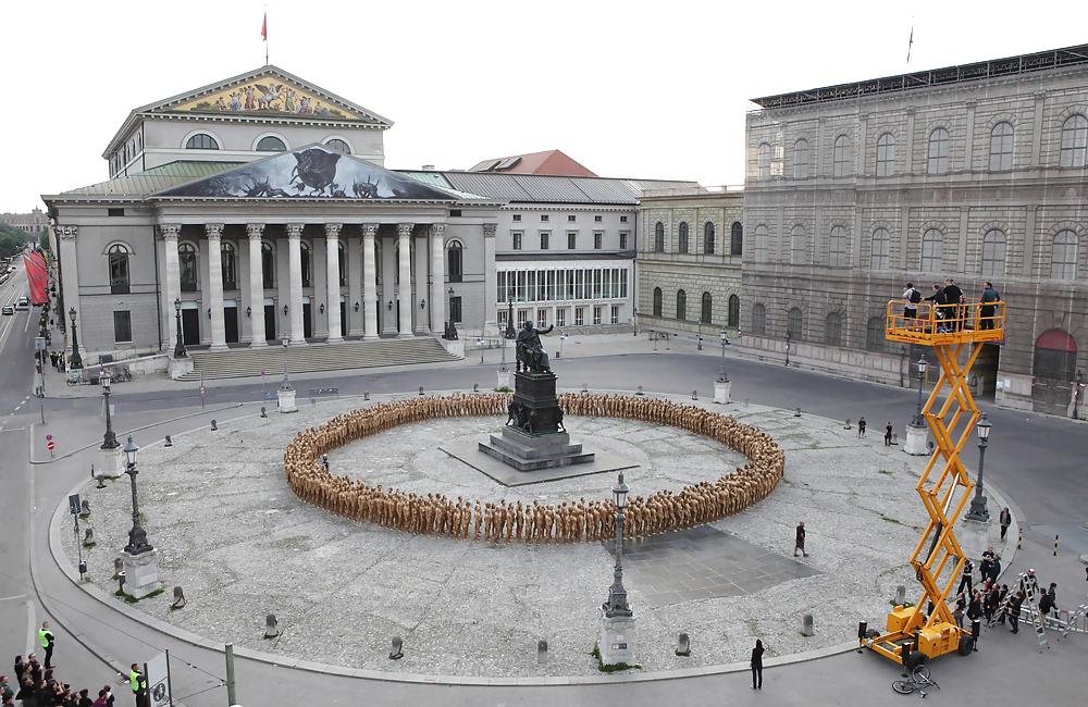 25P Spencer Tunick - Naked World