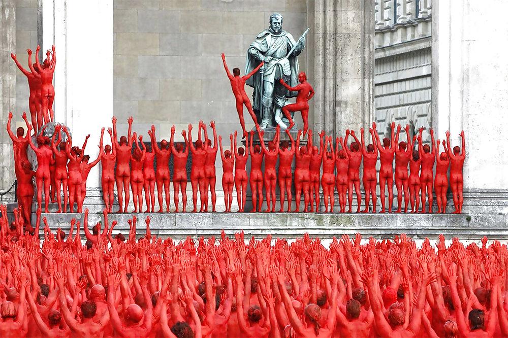 25P Spencer Tunick - Naked World