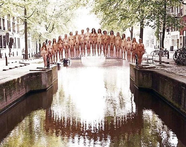 25P Spencer Tunick - Naked World