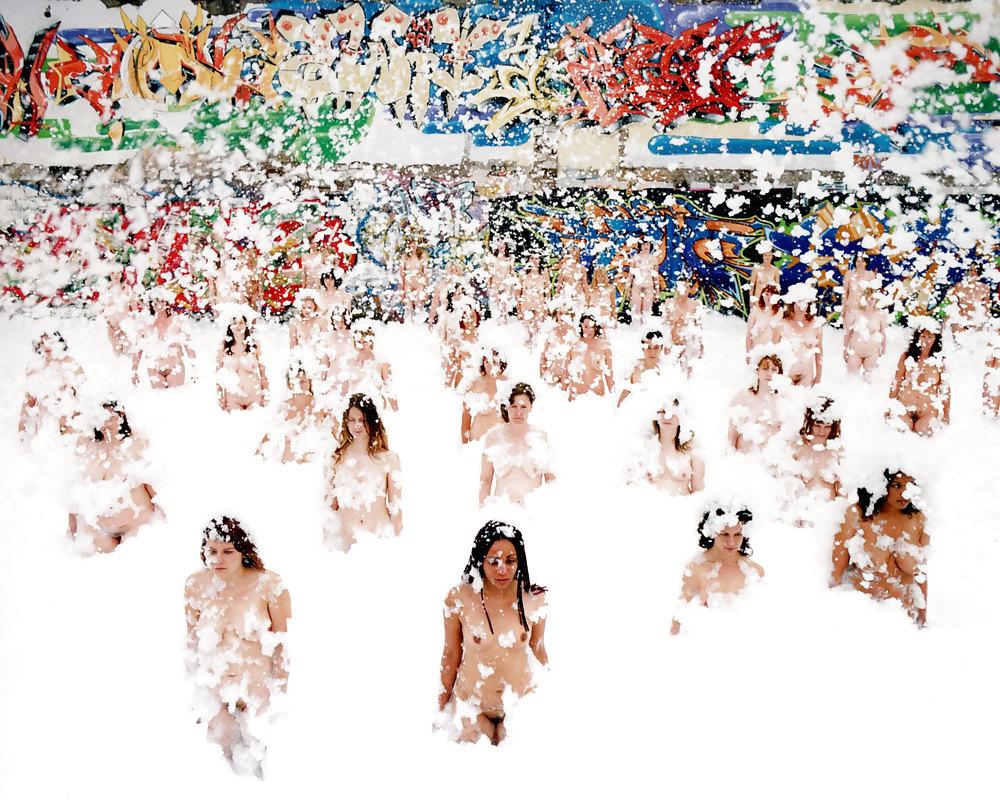 25P Spencer Tunick - Naked World