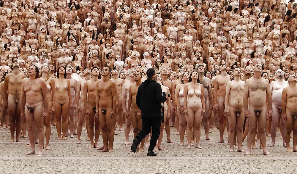 25P Spencer Tunick - Naked World