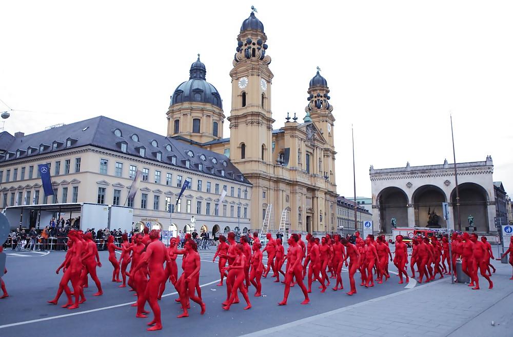 25P Spencer Tunick - Naked World