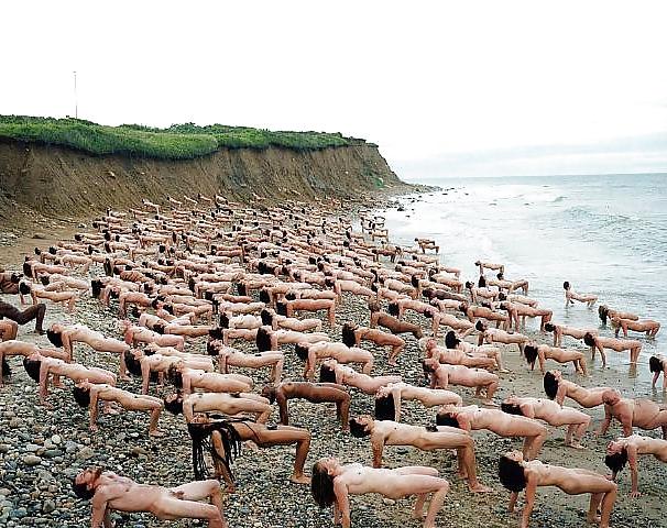 25P Spencer Tunick - Naked World