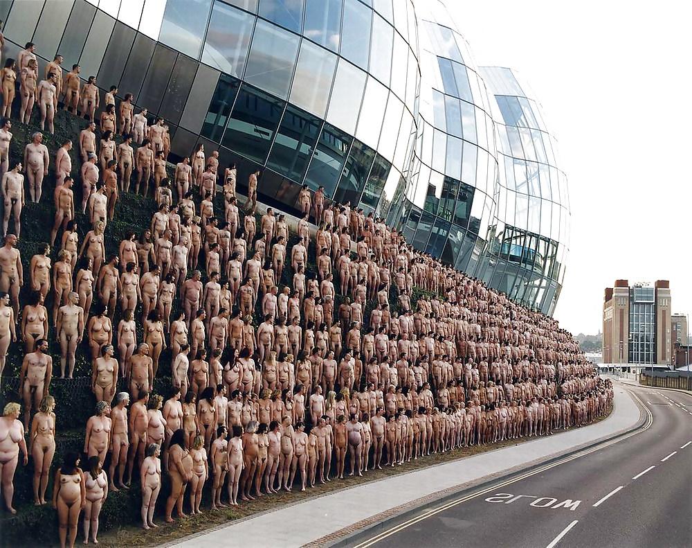 25P Spencer Tunick - Naked World