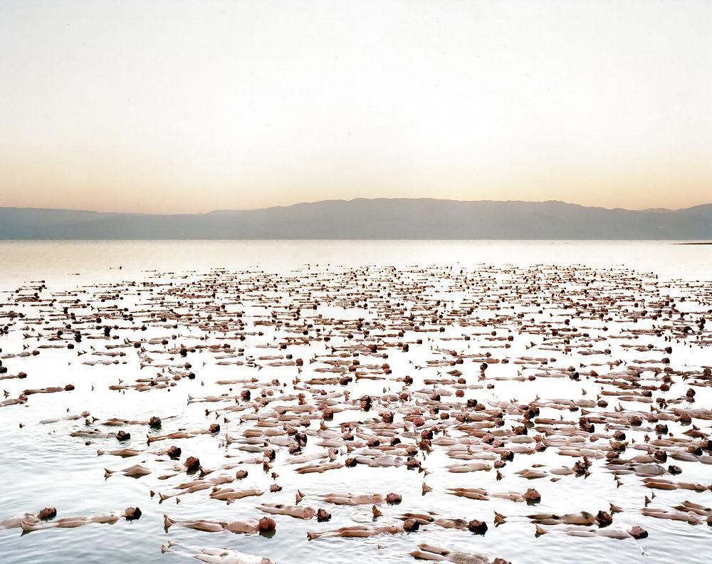25P Spencer Tunick - Naked World