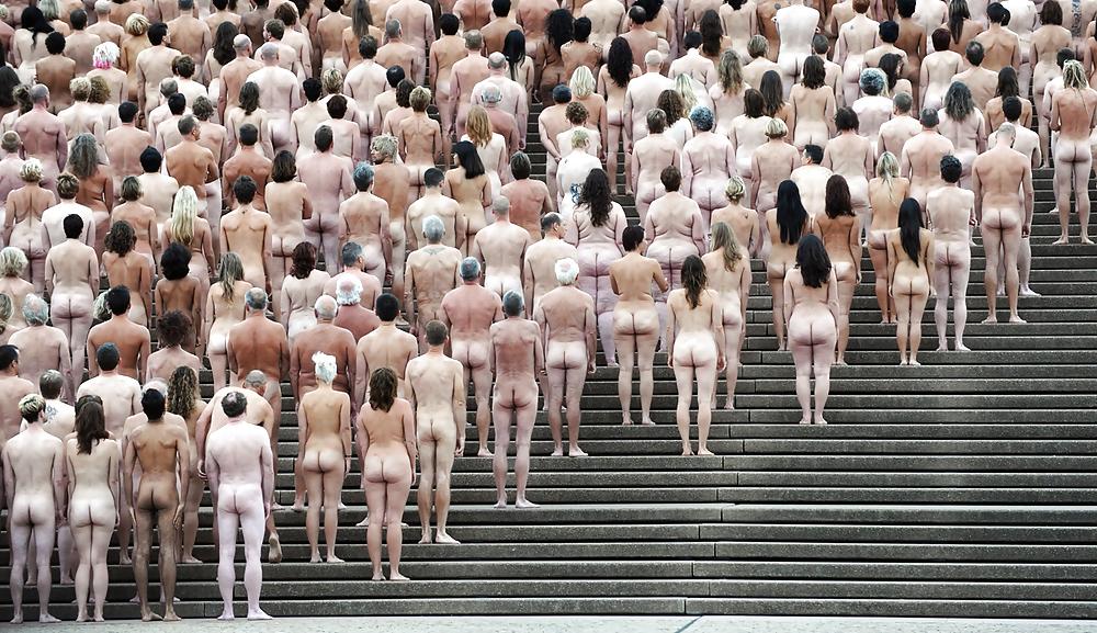 25P Spencer Tunick - Naked World
