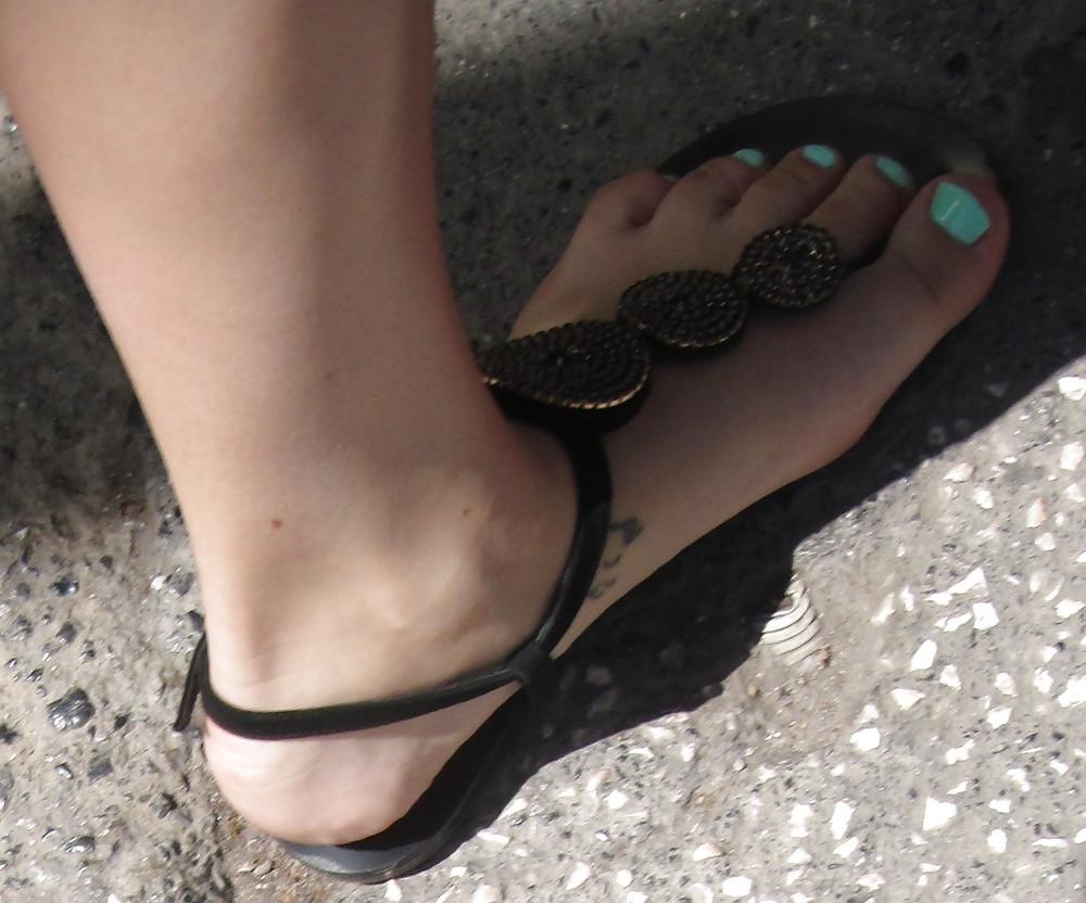 25P Candid street feet 2