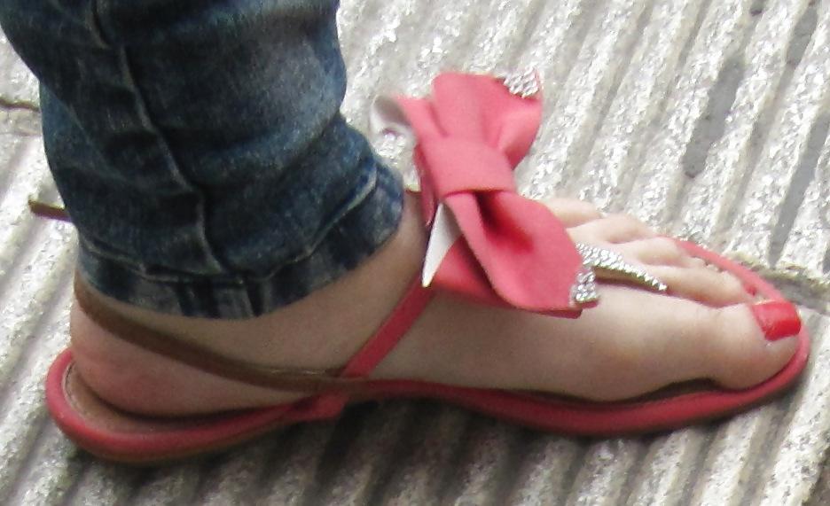 25P Candid street feet 2