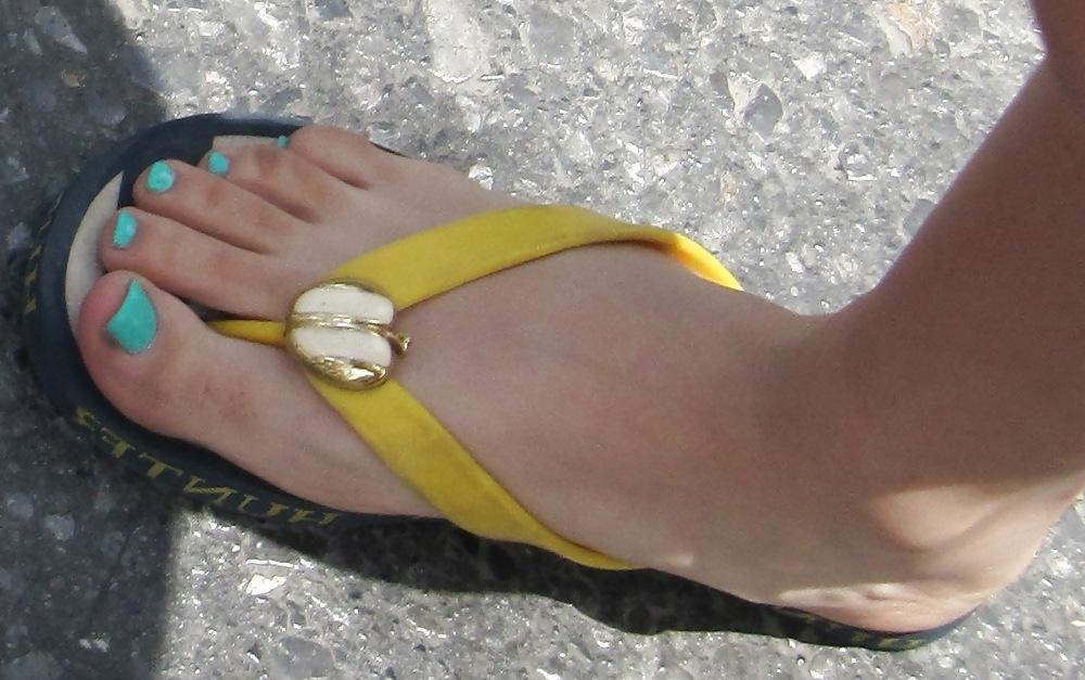 25P Candid street feet 2