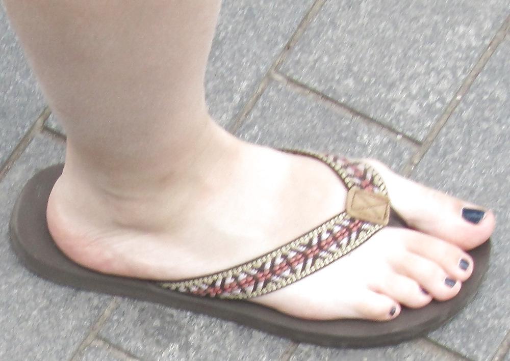 25P Candid street feet 2