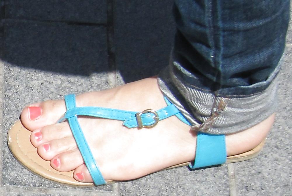 25P Candid street feet 2