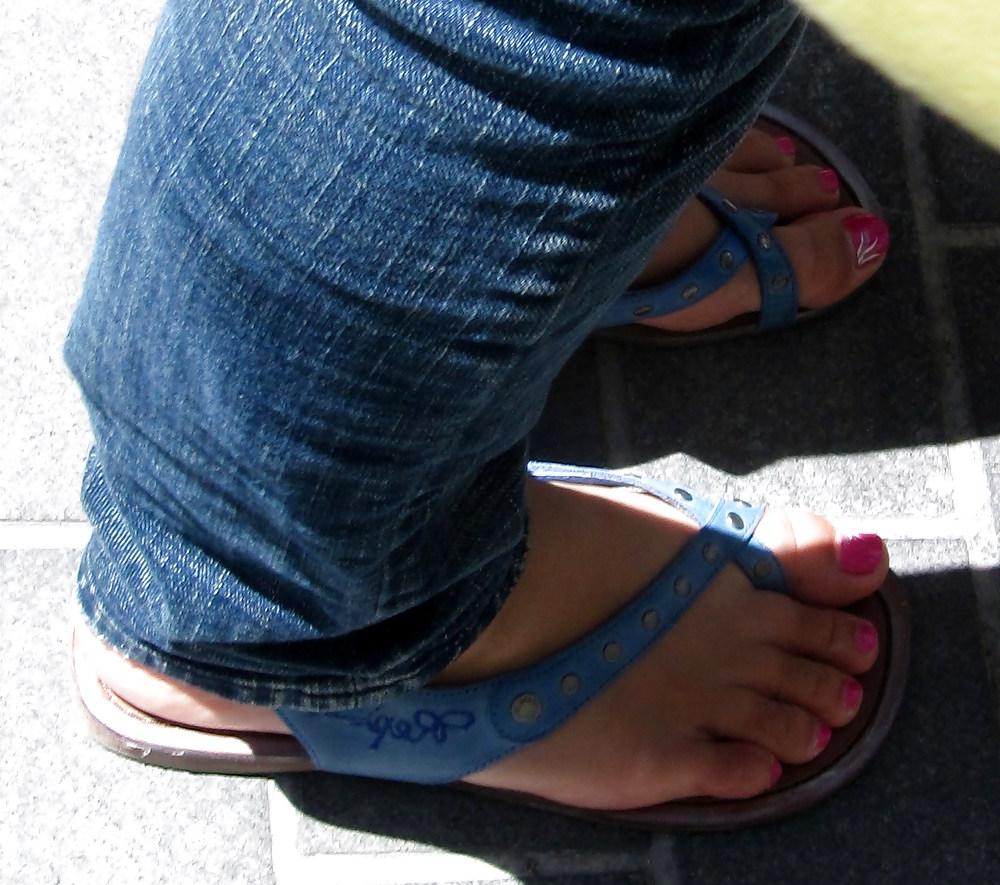 25P Candid street feet 2