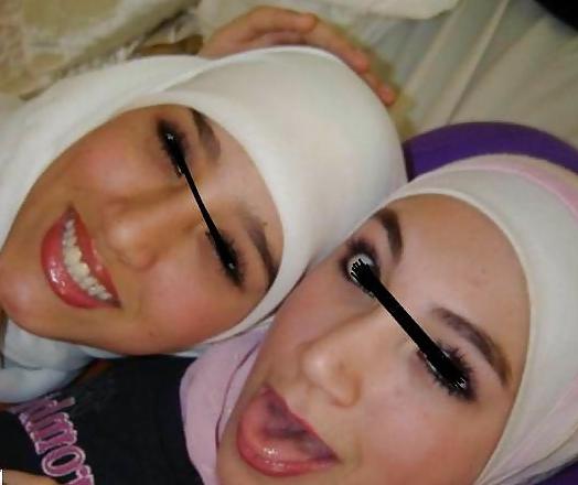 25P Non-porno Arab girl, with or without hijab