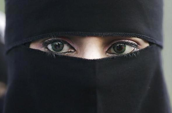25P Non-porno Arab girl, with or without hijab