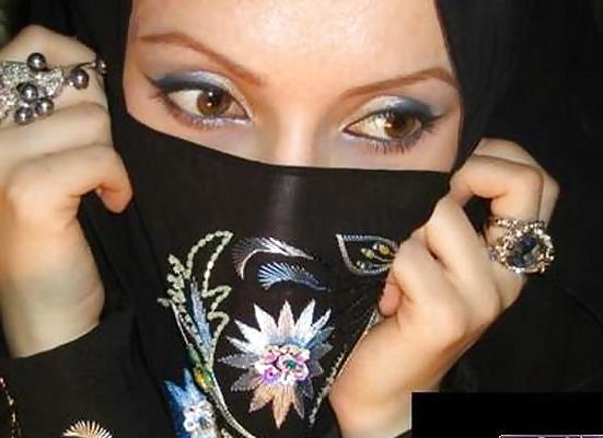 25P Non-porno Arab girl, with or without hijab