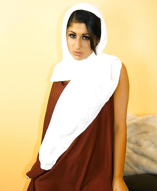 25P Non-porno Arab girl, with or without hijab