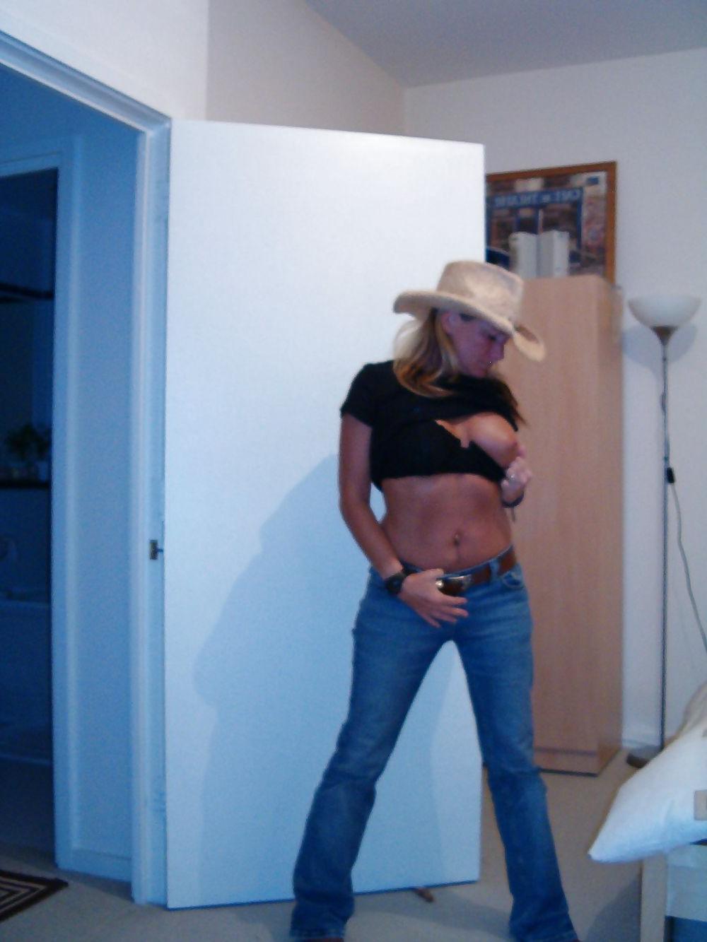 25P Joey - 37yo Aussie Prostitute (very camera shy)