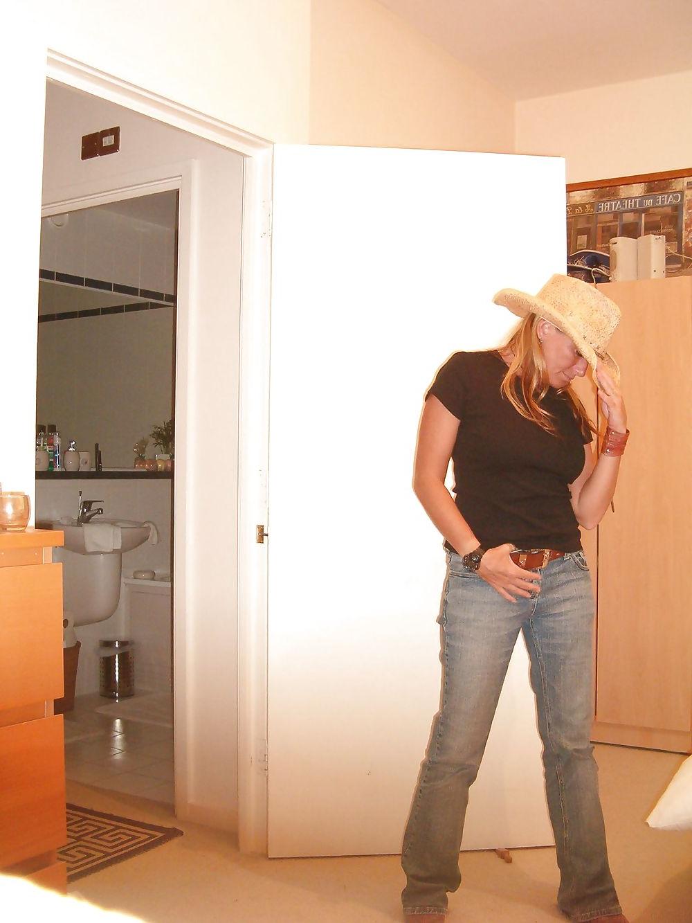 25P Joey - 37yo Aussie Prostitute (very camera shy)
