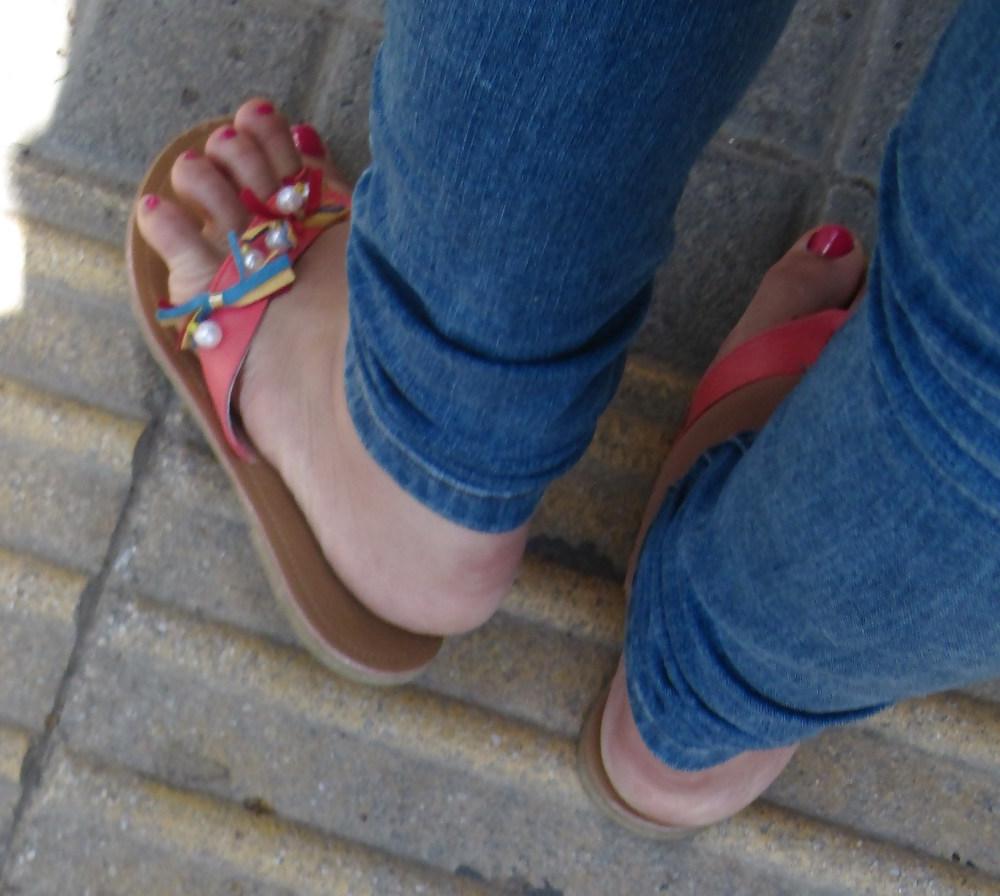 25P Candid street feet 1