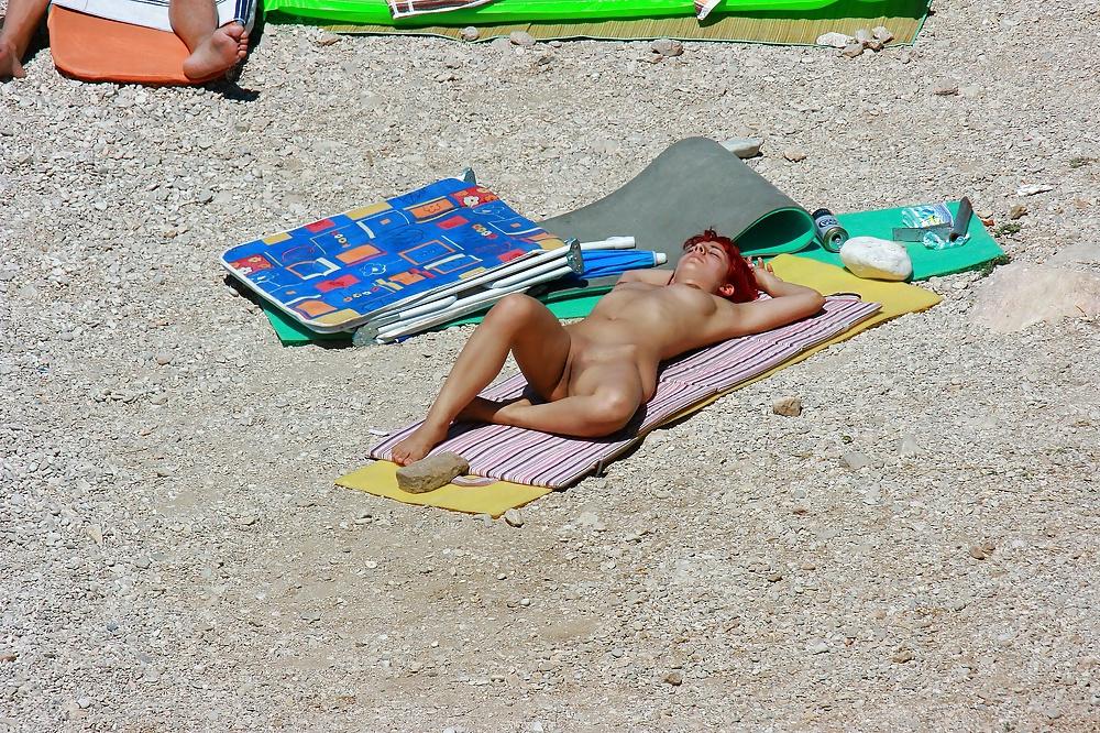 25P Hot redhead girl on naturist beach