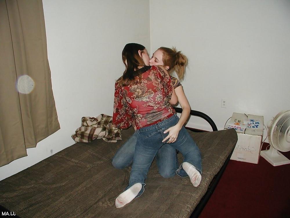 22P Cute Teen Lesbian Couple