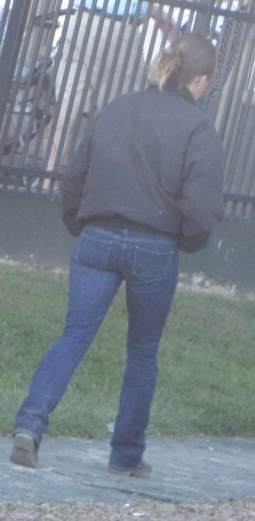 17P Beautiful Asses in Tight Jeans