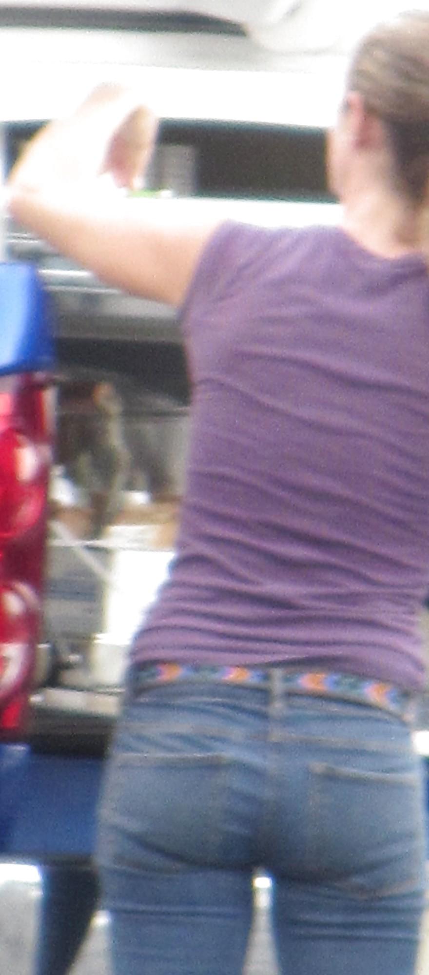 17P Beautiful Asses in Tight Jeans