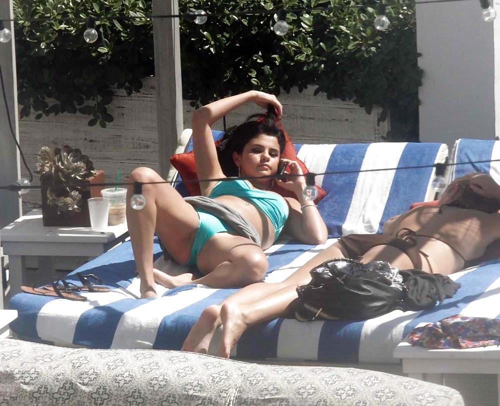 12P Selena N Britney Ass N Feet to Jerkoff N Cum Over