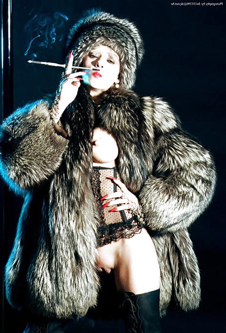 25P Women in fur