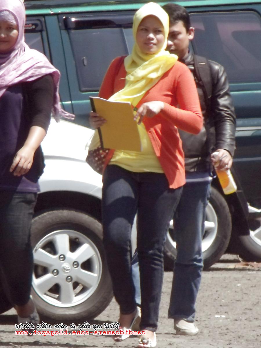 12P Candid Sexy Teen in Hijab, Tight Shirt & Tight Jeans
