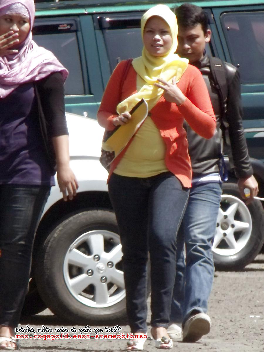 12P Candid Sexy Teen in Hijab, Tight Shirt & Tight Jeans