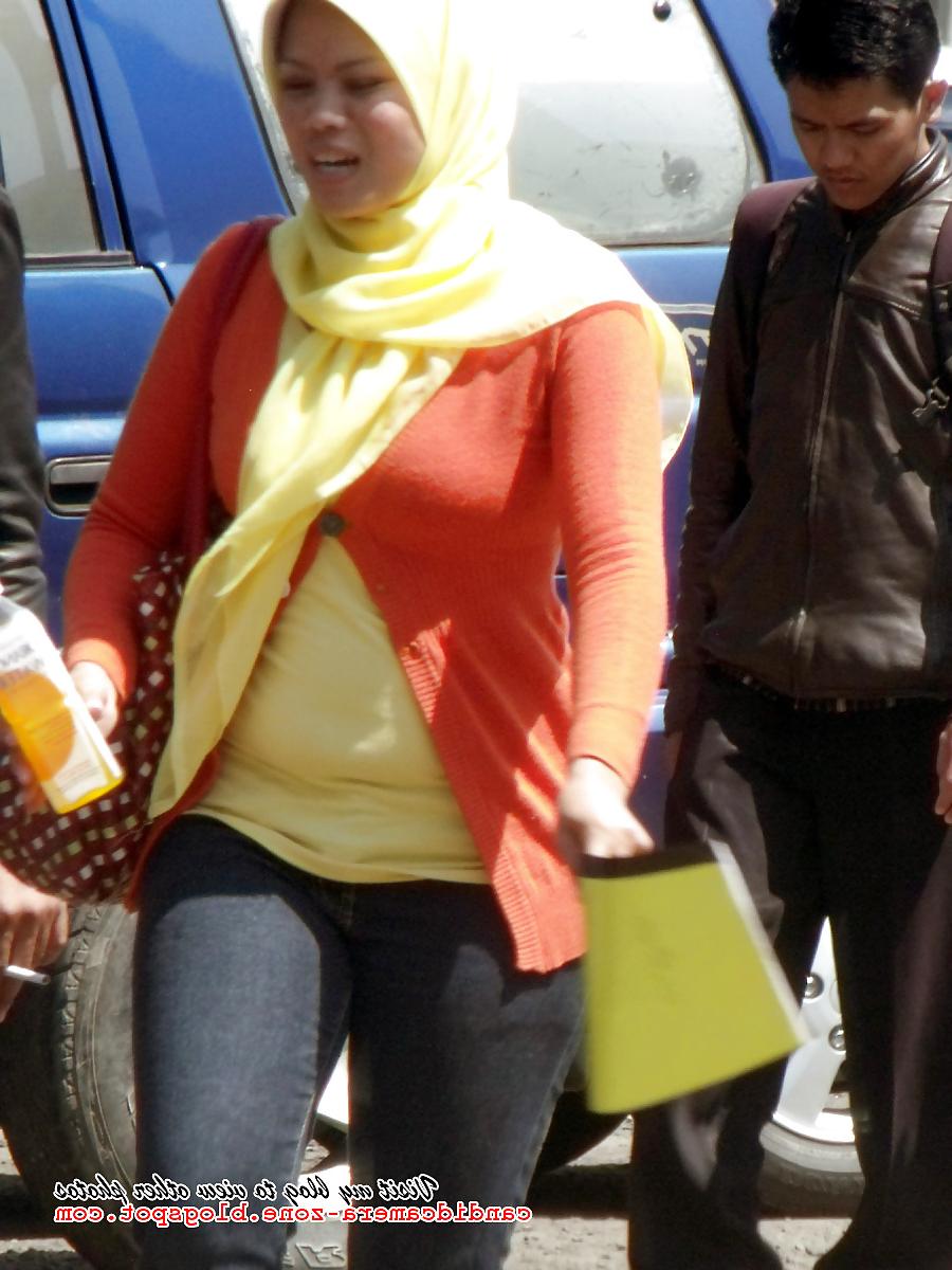 12P Candid Sexy Teen in Hijab, Tight Shirt & Tight Jeans