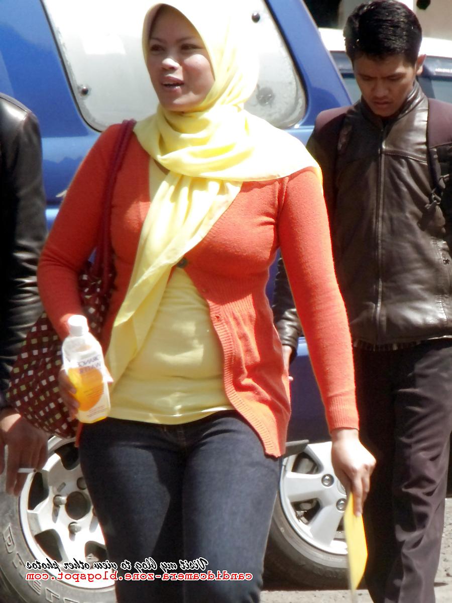 12P Candid Sexy Teen in Hijab, Tight Shirt & Tight Jeans