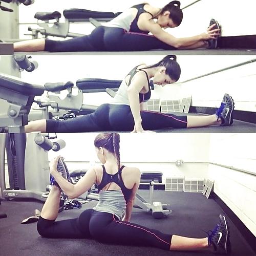 25P Athletic Ass Girls in Workout Clothes