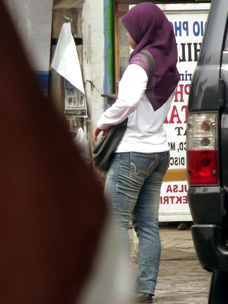 6P Sexy Teen in Hijab & Tight Jeans