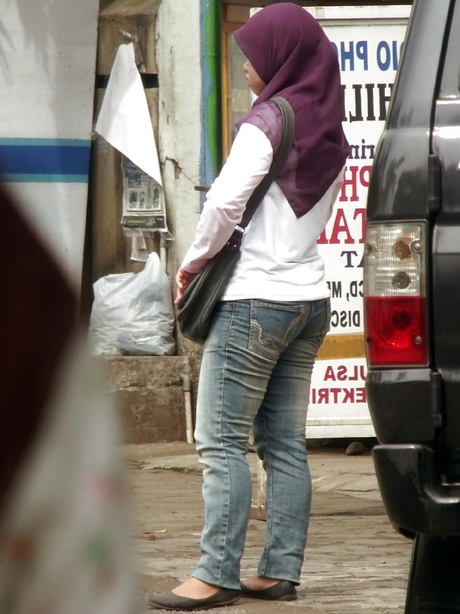 6P Sexy Teen in Hijab & Tight Jeans